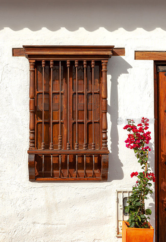 Villa de Leyva，哥伦比亚-殖民建筑细节:一个传统的古董窗户在早晨的阳光。没有人。